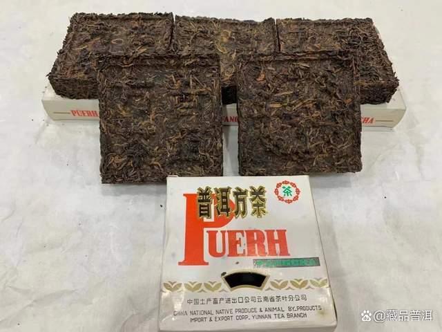 大益2002年紫斑砖普洱方砖品质与特征解析-大益