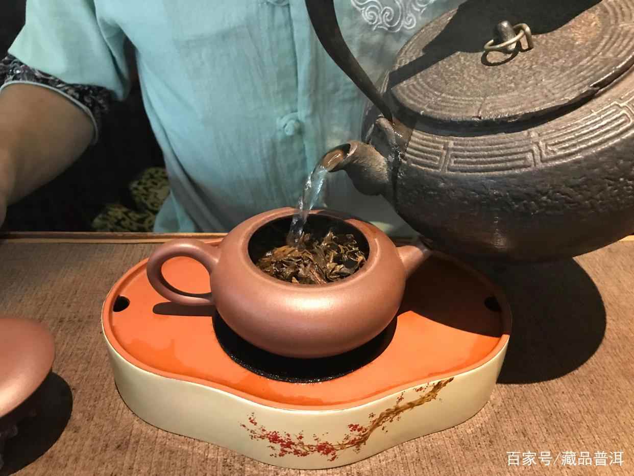 普洱老茶冲泡技巧全解：紫砂壶冲泡与煮茶方法指南
