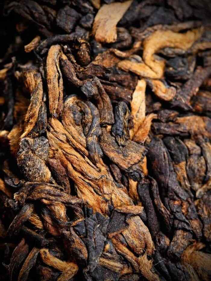 传统大堆 VS 现代小堆? 普洱熟茶的微生物博弈与风味抉择