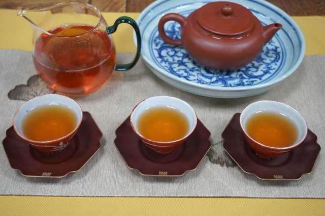 普洱茶茶纸上的棕褐色印记是什么茶油现象解析