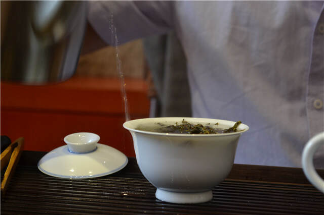 茶叶积压源头：大量直播间涌进茶山，消耗过剩产能！