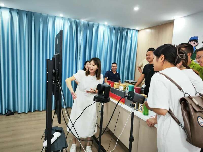 雨城区合江村：春茶采摘拉开帷幕 万亩茶园即将喜迎丰收