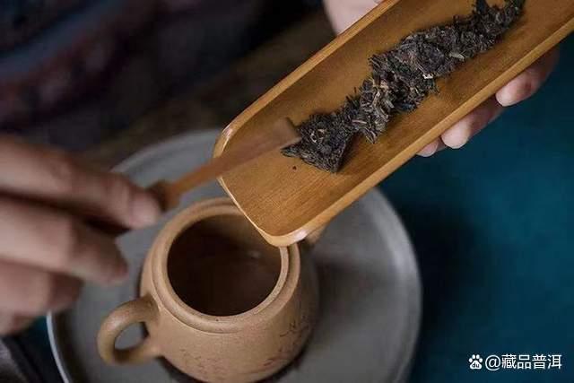 普洱茶撬茶技巧全攻略：从入门到精通，轻松撬开不伤茶