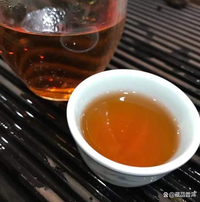 2000年橙中橙印青饼解析，勐海茶厂花香普洱茶经典之作