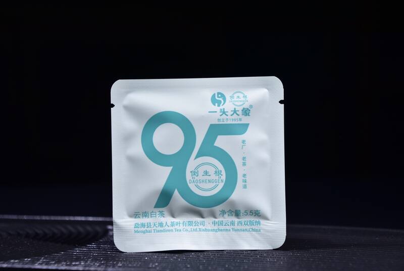 高山陈料白茶 小饼设计醇厚甜润 2024年一头大象95小饼白茶:高山陈料,岁月沉淀