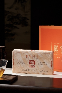 999g厚砖普洱茶亮相复古皮箱设计 诠释岁月沉淀价值 岁月铸味,玉叶成金 大益999克生茶厚砖岁月陈金开启质感好礼
