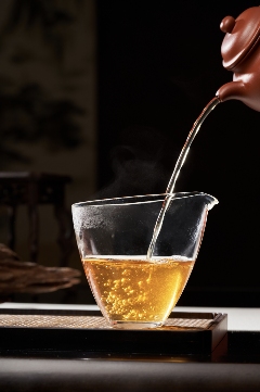 999g厚砖普洱茶亮相复古皮箱设计 诠释岁月沉淀价值 岁月铸味,玉叶成金 大益999克生茶厚砖岁月陈金开启质感好礼