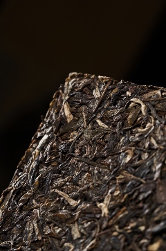 999g厚砖普洱茶亮相复古皮箱设计 诠释岁月沉淀价值 岁月铸味,玉叶成金 大益999克生茶厚砖岁月陈金开启质感好礼