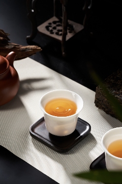999g厚砖普洱茶亮相复古皮箱设计 诠释岁月沉淀价值 岁月铸味,玉叶成金 大益999克生茶厚砖岁月陈金开启质感好礼