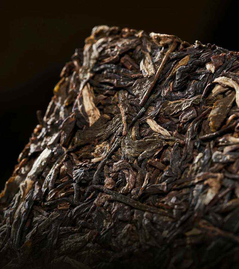 999g厚砖普洱茶亮相复古皮箱设计 诠释岁月沉淀价值 岁月铸味,玉叶成金 大益999克生茶厚砖岁月陈金开启质感好礼