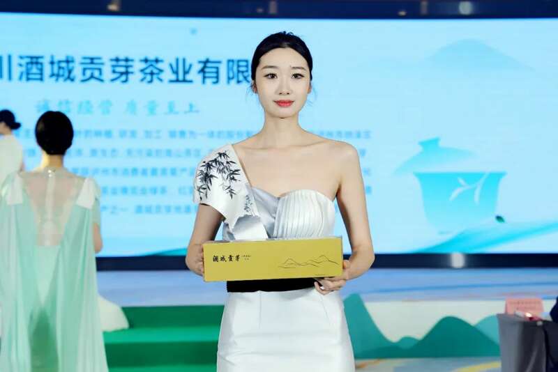 纳溪特早茶开启春茶序幕 全国市场布局加速 全国客商云集成都,共品中国春天的第一杯茶:纳溪特早茶