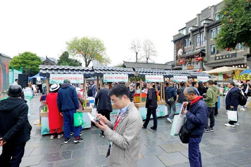 纳溪特早茶开启春茶序幕 全国市场布局加速 全国客商云集成都,共品中国春天的第一杯茶:纳溪特早茶