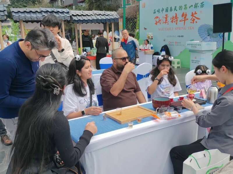 纳溪特早茶开启春茶序幕 全国市场布局加速 全国客商云集成都,共品中国春天的第一杯茶:纳溪特早茶