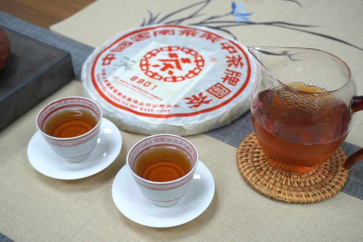 06年红印8901铁饼:烟香与醇厚汤感的经典普洱 06年红印8901铁饼:烟香与醇厚汤感的经典普洱