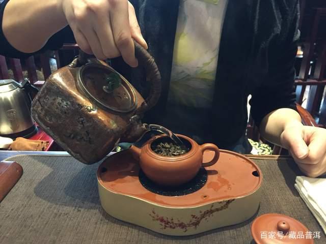 普洱老茶冲泡技巧:高温醒茶与紫砂壶搭配指南 普洱老茶冲泡技巧:高温醒茶与紫砂壶搭配指南