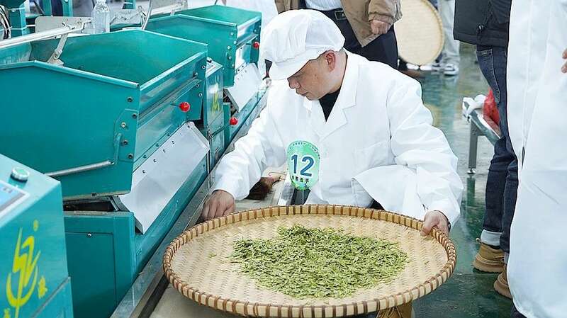 机制扁形绿茶技能大赛展现传统技艺与现代工艺融合 黔西南州第一届“晴隆绿茶杯”机制扁形绿茶技能大赛在沙子镇举行