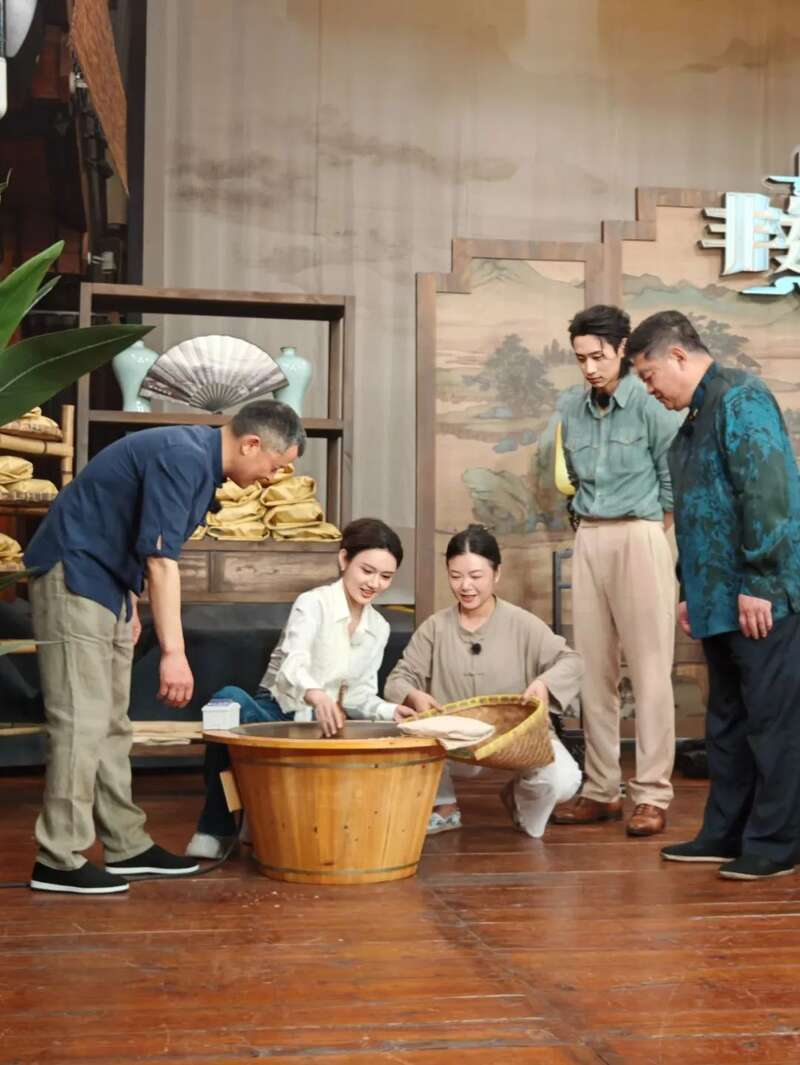 央视《非遗里的中国》展蒙顶黄芽传统技艺 非遗瑰宝绽放央视:蒙顶黄芽,“茶中黄金”香飘全国