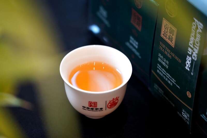 逆袭从一杯唤醒东方基因的原始普洱茶开始 八角亭御藏贡蕊 唤醒你血脉中沉寂的东方力量,开启一场仪式感拉满的能量解封!
