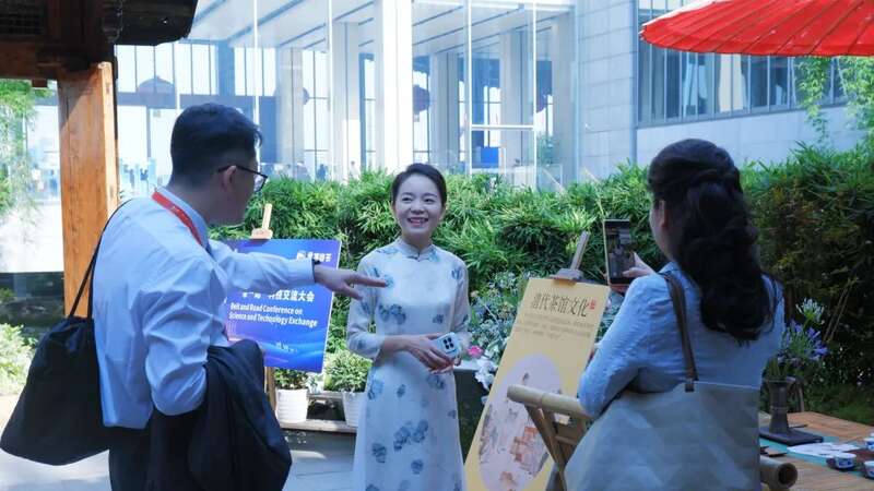 一带一路科技大会展现千年茶文化传承与国际交流 一带一路”科技交流大会开幕 蒙顶山茶文化惊艳亮相“成都院子”