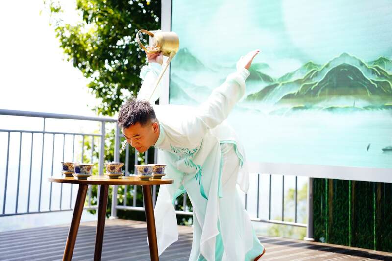 非遗茶旅体验启幕,茶酒文化交流共探匠心传承 蒙顶山茶香对话泸州老窖匠心:一场穿越千年的非遗共鸣