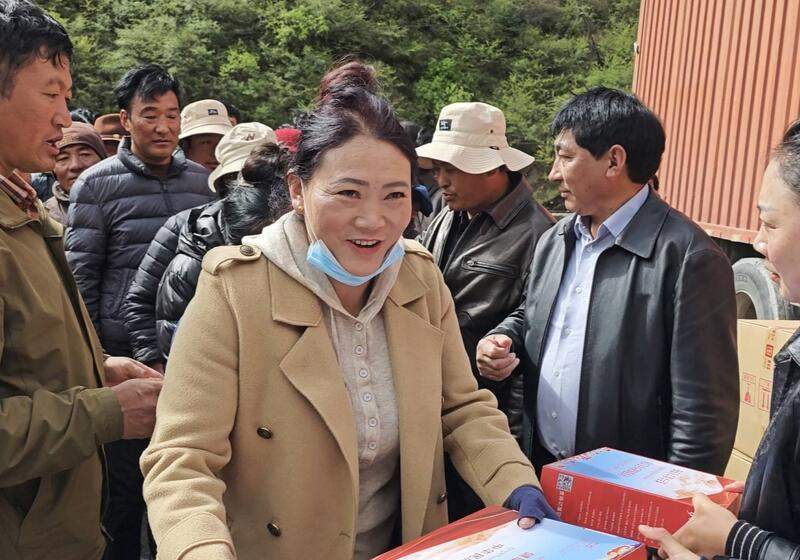 德格县送茶入户边销茶发放仪式提升群众健康 健康饮茶 低氟藏茶送入千家万户